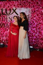 Anushka Sharma, Kareena Kapoor at Lux golden rose awards 2016 on 12th Nov 2016